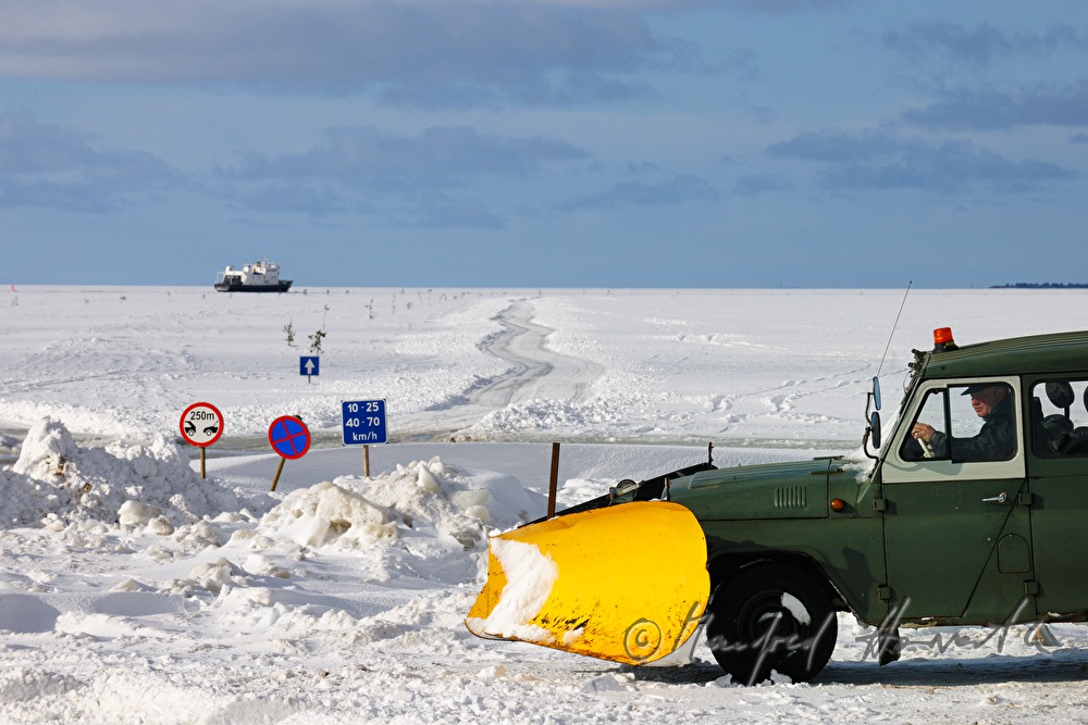 Schneepflug auf der Eisstrasse Haapsalu - Rannarootsi