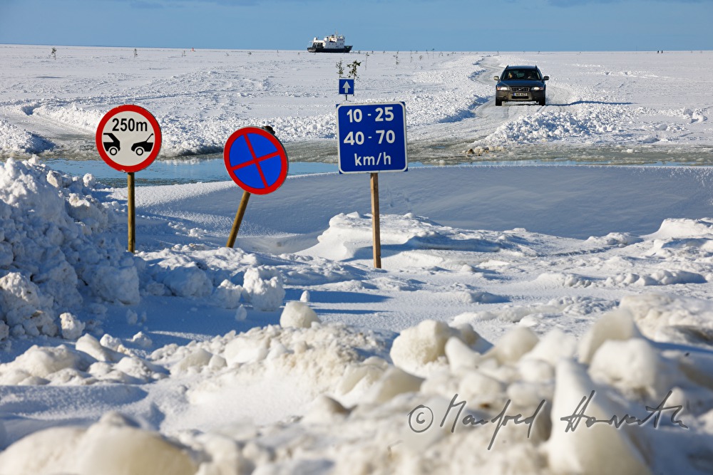 Auto auf der Eisstrasse Rohuküla - Vormsi