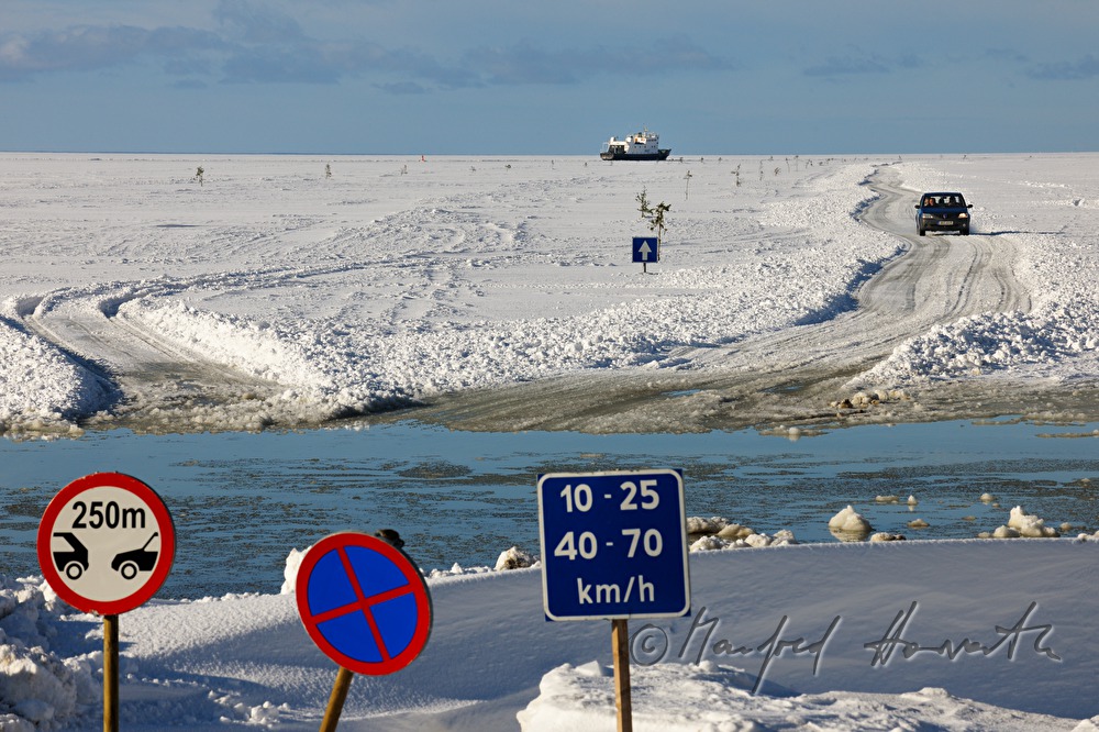 Auto auf der Eisstrasse Rohuküla - Vormsi