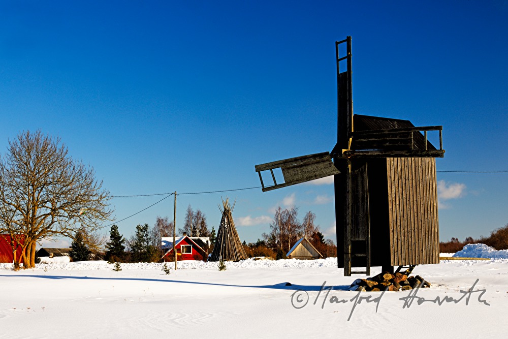 Blockwindmühle und Haus im Schwedenrot