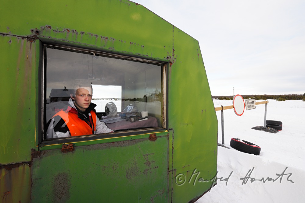 Strassenposten in seinem Container