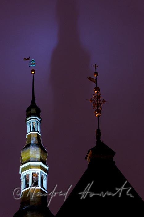 Rathausturm und Schattenprojektion im Hochnebel