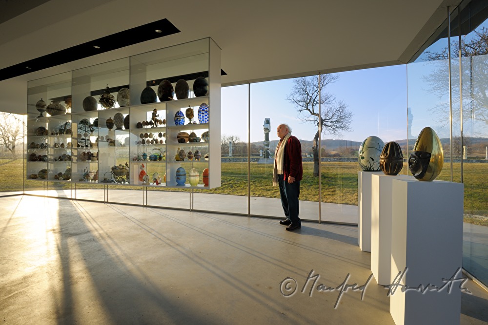 Wander Bertoni und Eier im Eiermuseum
