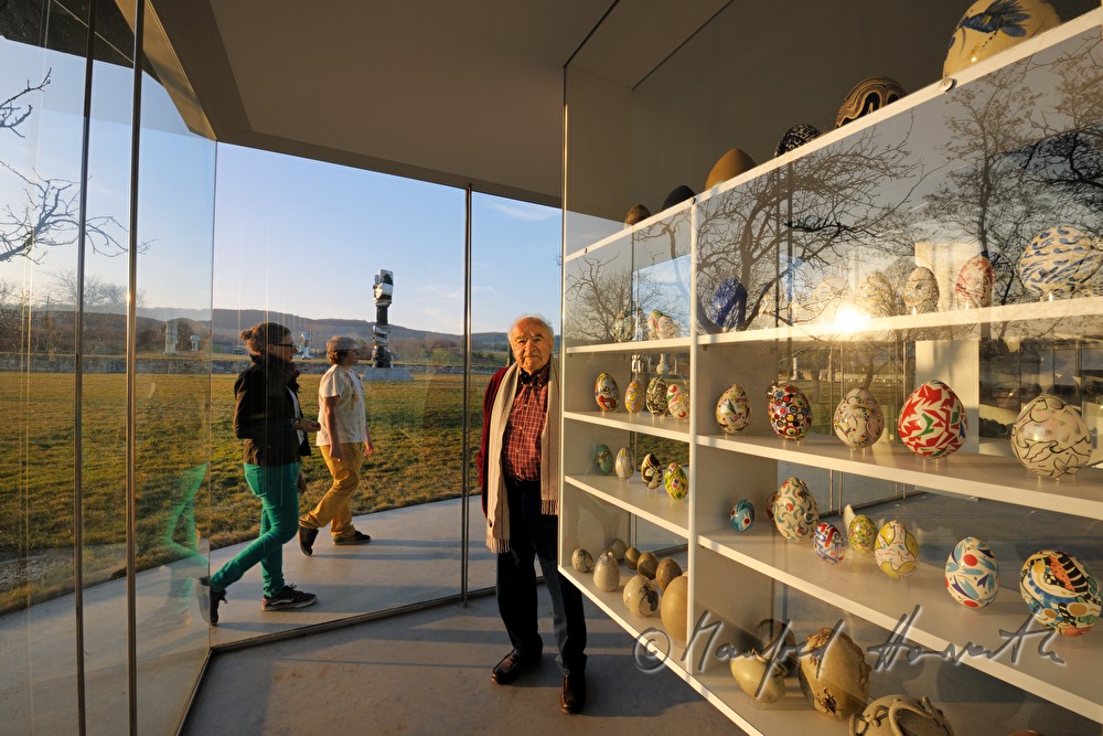Wander Bertoni und Eier im Eiermuseum