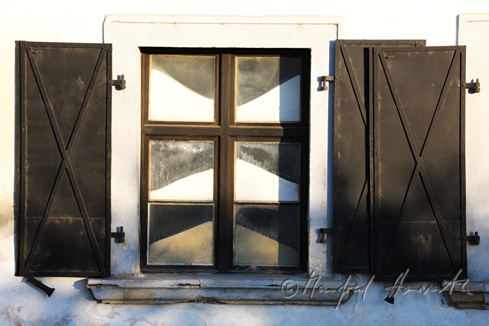 sandgefüllte Fenster des Atelierhauses