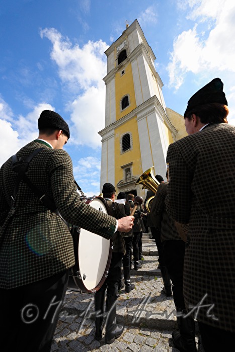 Volksmusik-Kapelle zieht in die Kirche ein