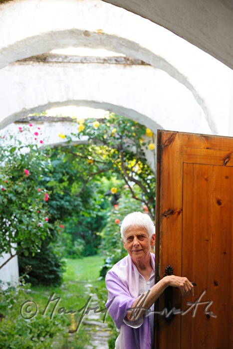 die Künstlerin Fria Elfen-Frenken im Garten