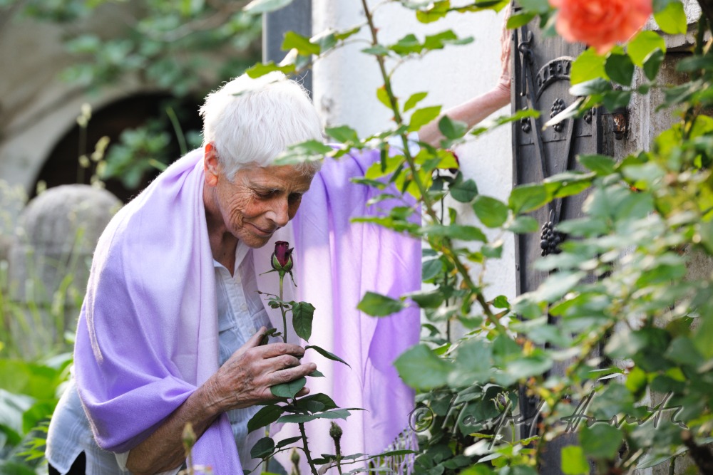 die Künstlerin Fria Elfen-Frenken im Garten