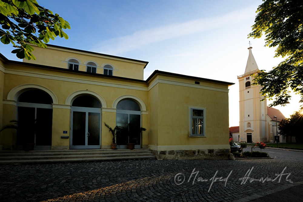 Badhaus des Esterházy-Edelhof und Kirche am Hauptplatz