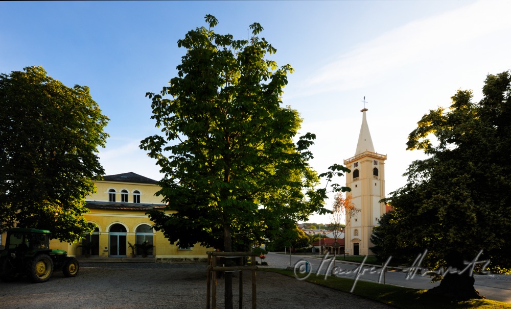 Badhaus des Esterházy-Edelhof und Kirche am Hauptplatz