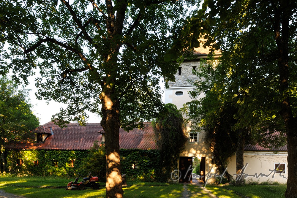 Uhrturm über dem Haupteingang