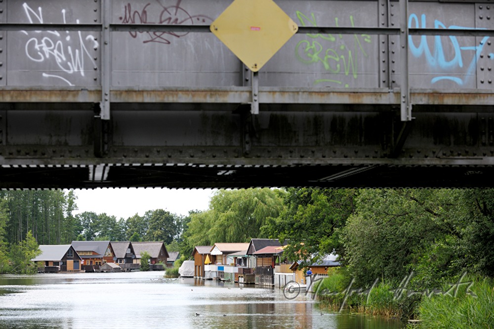 Eisenbahnbrücke und Ferienhäuser an der Müritz