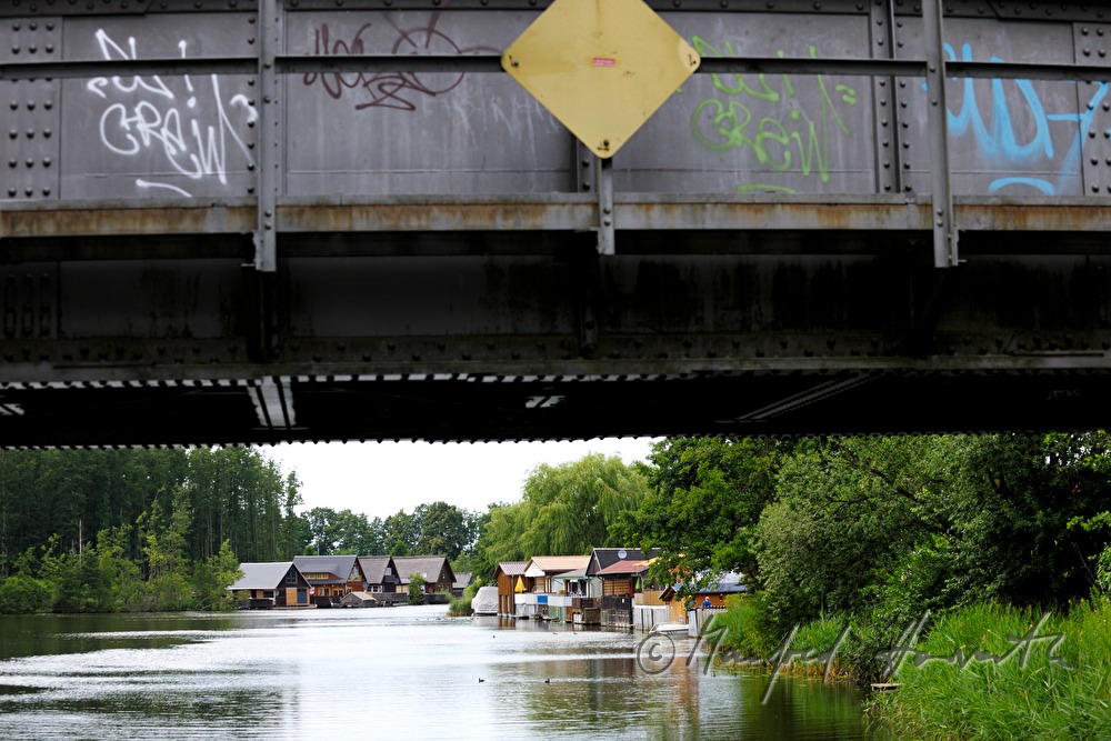Eisenbahnbrücke und Ferienhäuser an der Müritz