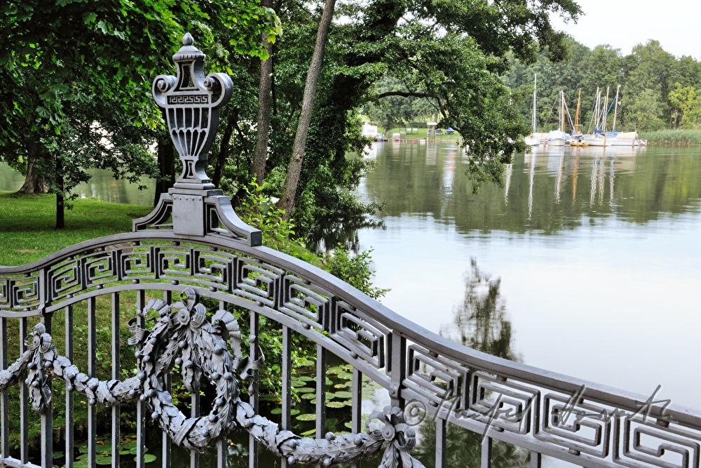 schmiedeeiserne Brücke auf der Schlossinsel (Liebesinsel)