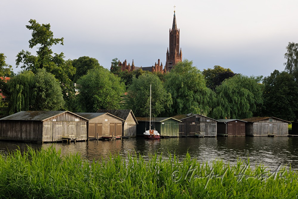 Klosterkirche und Bootshäuser am Malchower See