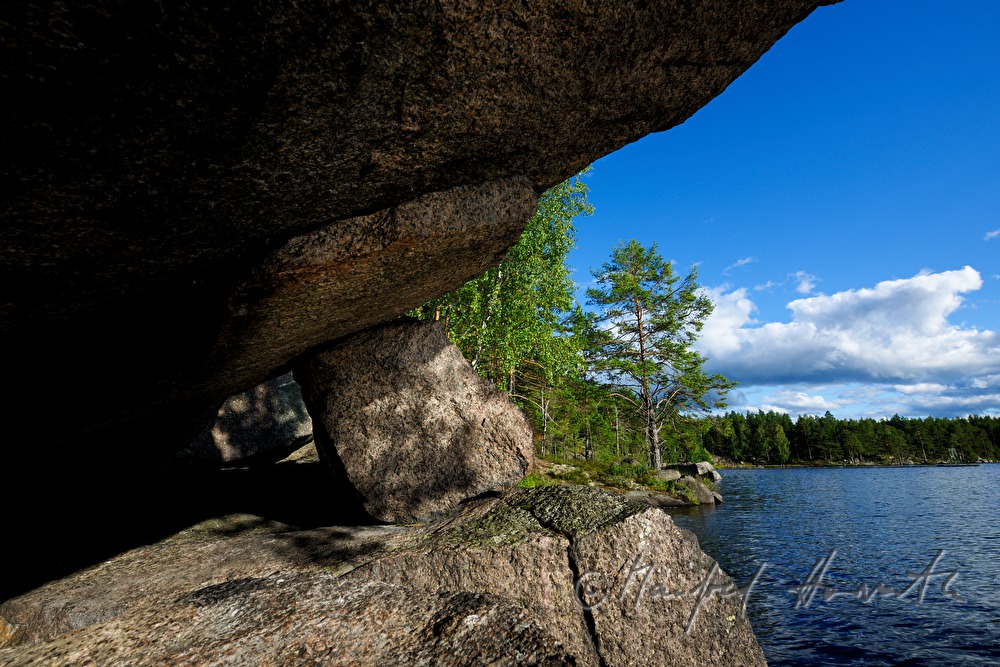 Granitfelsen bei einem kleinen See