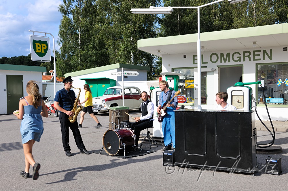 Musikgruppe spielt bei der 1950er Jahre Tankstelle