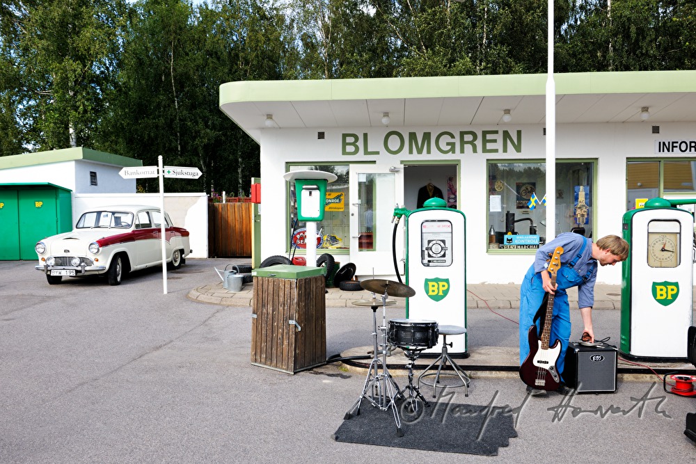 Musikgruppe spielt bei der 1950er Jahre Tankstelle