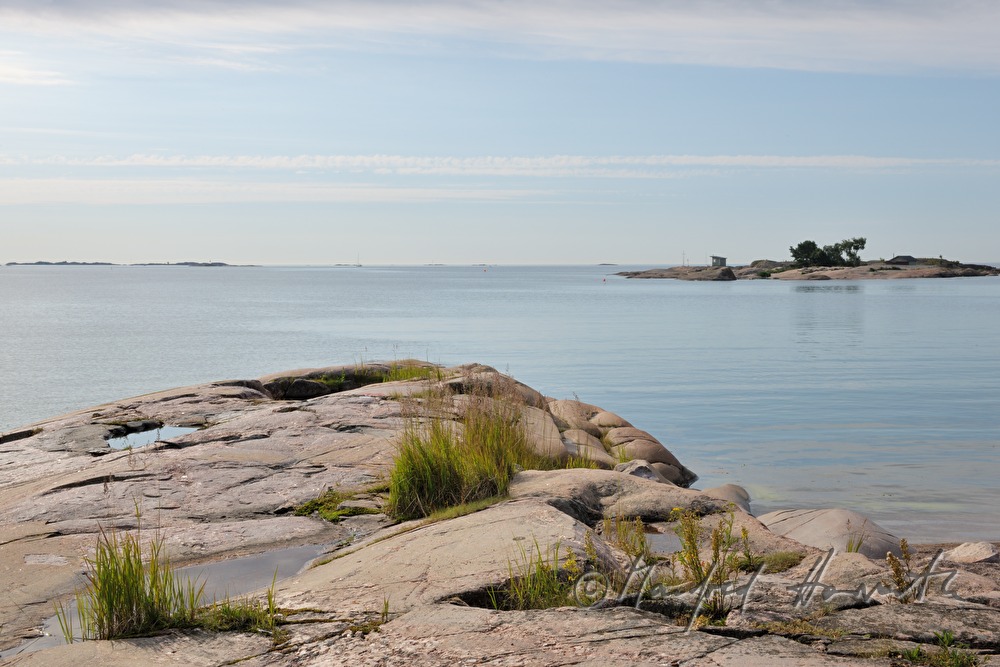 Landzunge und Granitinseln in der Ostsee