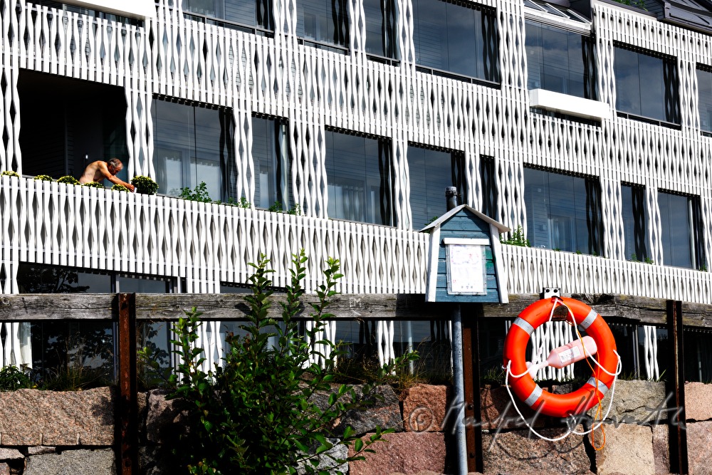 Wohnhaus mit Metallfassade am Strand