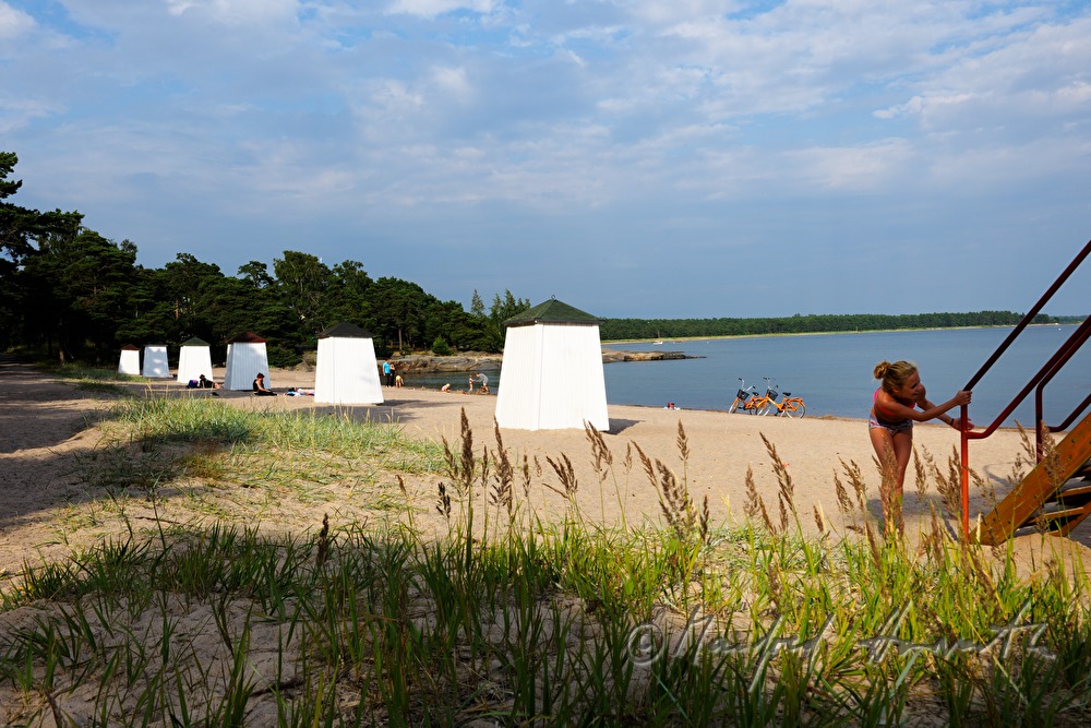 Strandkabinen und spielendes Kind an der Ostsee