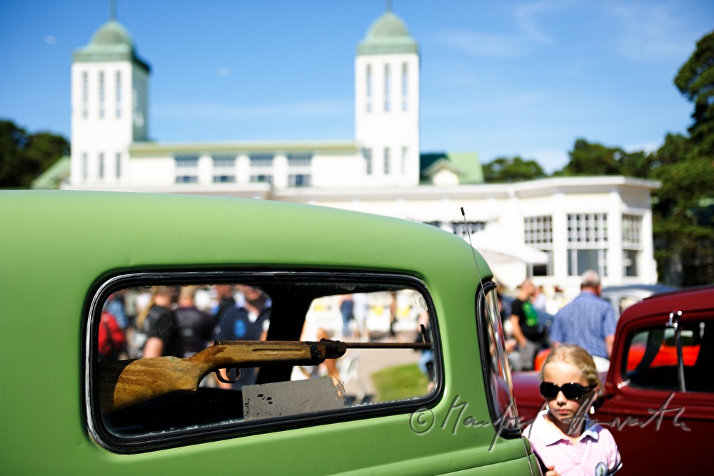 Gewehr in einem 1950er Jahre Pickup Ford F-1