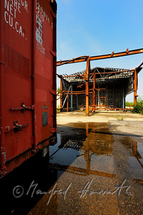 Container und Lagerhalle am Hafen