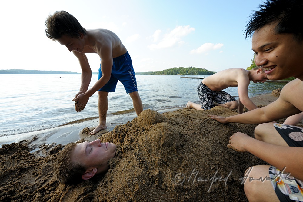 Burschen vergarben einander im Sand