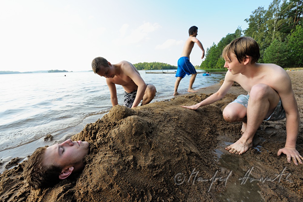Burschen vergarben einander im Sand