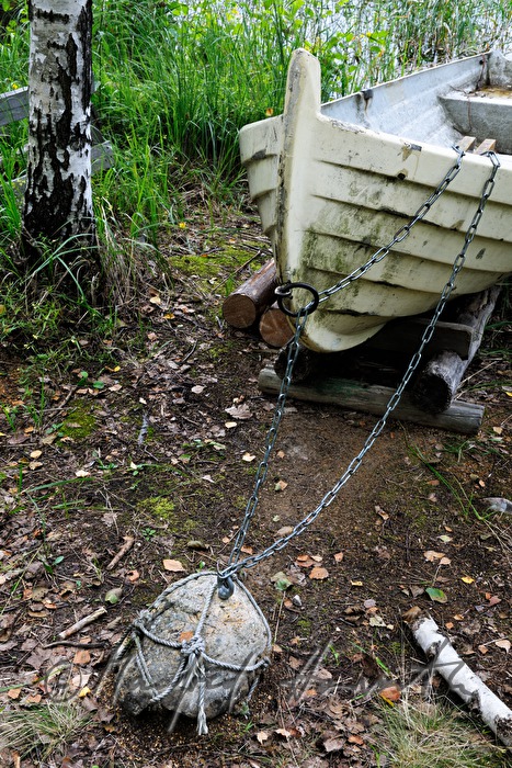 Stein und verankertes Boot