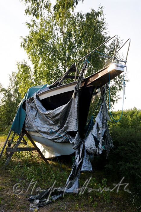 Yacht mit vom Wind zerfetzter Abdeckung