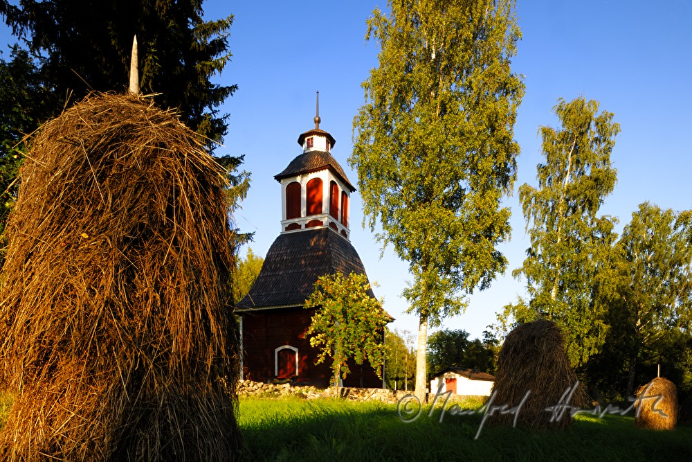 Kirche Kirkkoniemen kellotapuli und Heumandeln