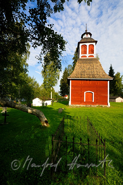 Kirche Kirkkoniemen kellotapuli und Friedhof