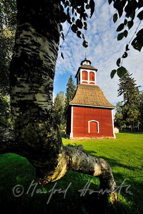 Kirche Kirkkoniemen kellotapuli und Friedhof