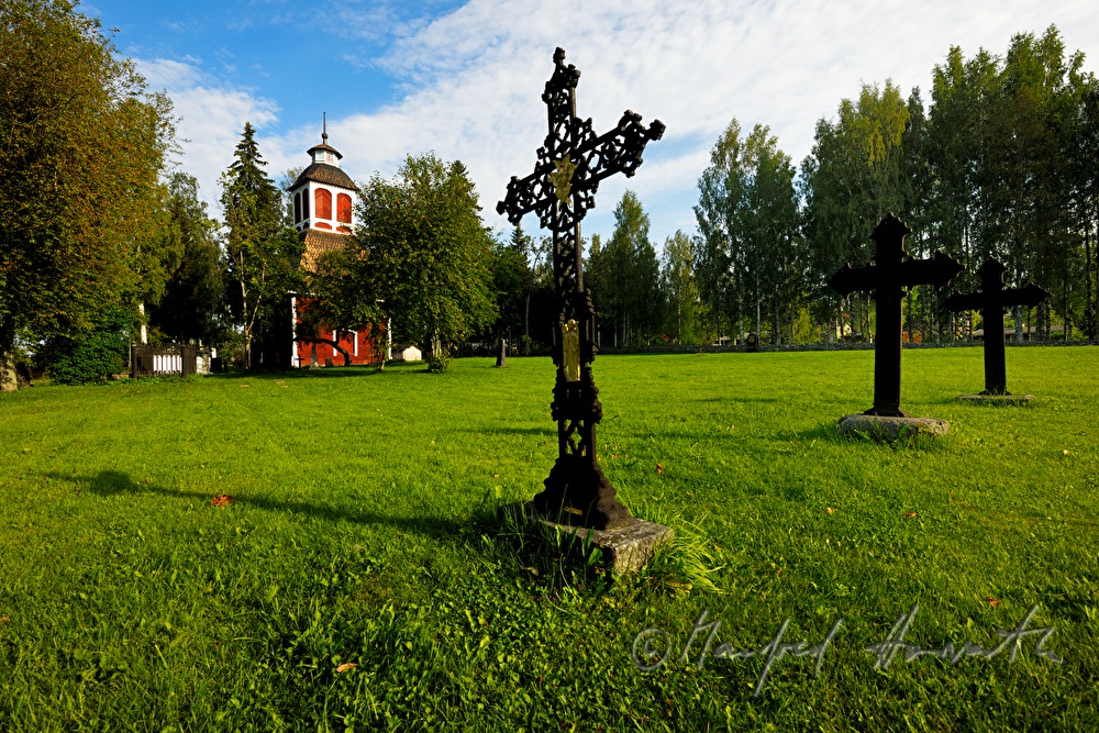Kirche Kirkkoniemen kellotapuli und Friedhof