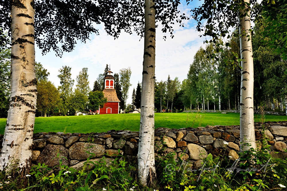 Kirche Kirkkoniemen kellotapuli und Birken im Park