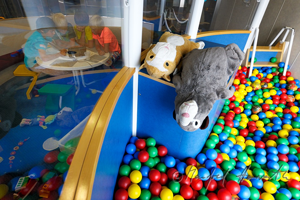Kinder sehen fern im Spielzimmer der Autofähre