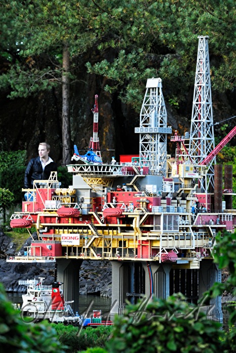 Miniatur-Ölbohrinsel aus Lego gebaut