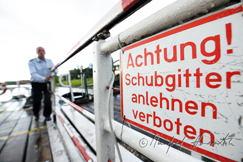 Matrose schliesst die Tür beim Ablegen