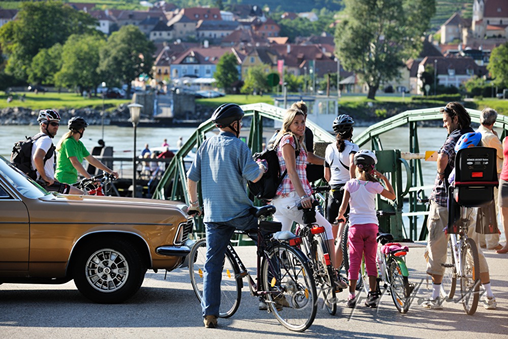 Radfahrer bei der Rollfähre Weissenkirchen - Rossatzbach