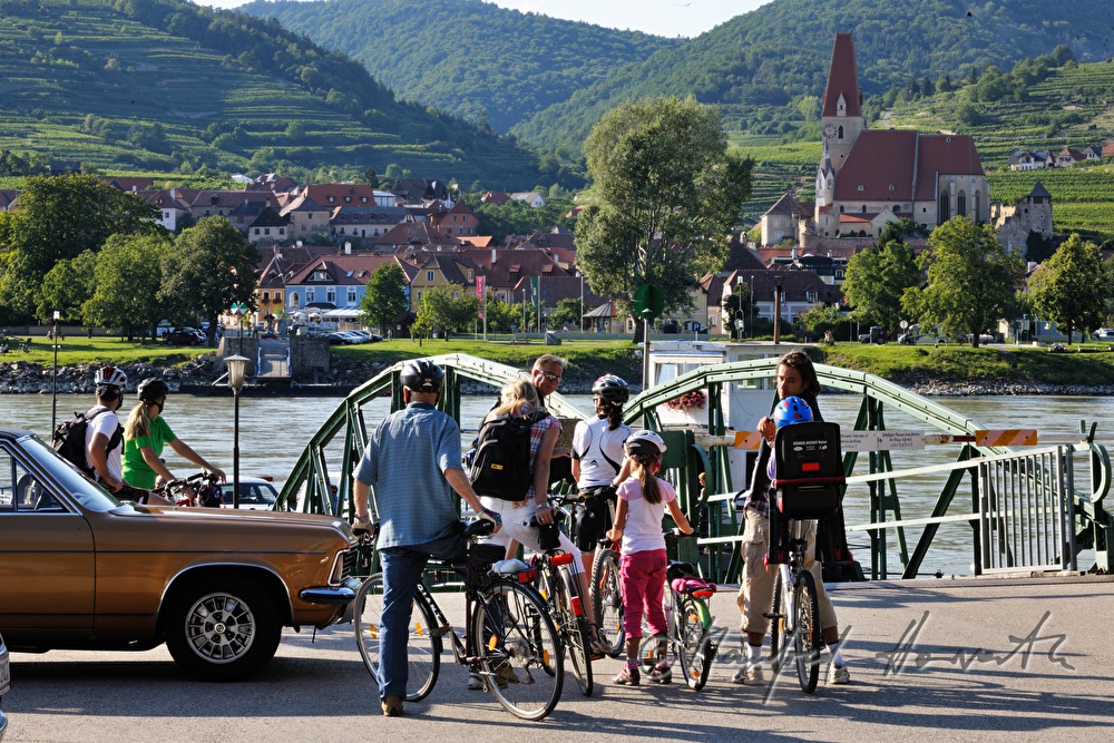 Radfahrer bei der Rollfähre Weissenkirchen - Rossatzbach