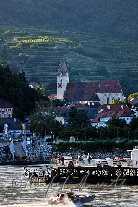 Rollfähre Spitz-Arnsdord überquert die Donau