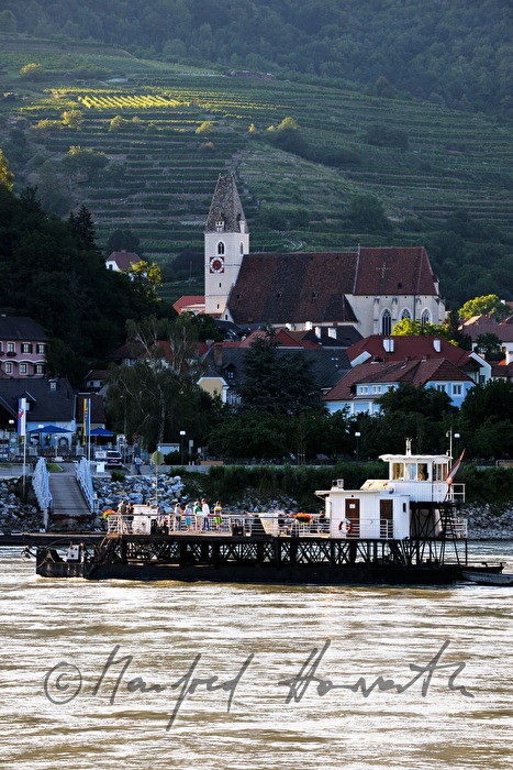 Rollfähre Spitz-Arnsdord überquert die Donau