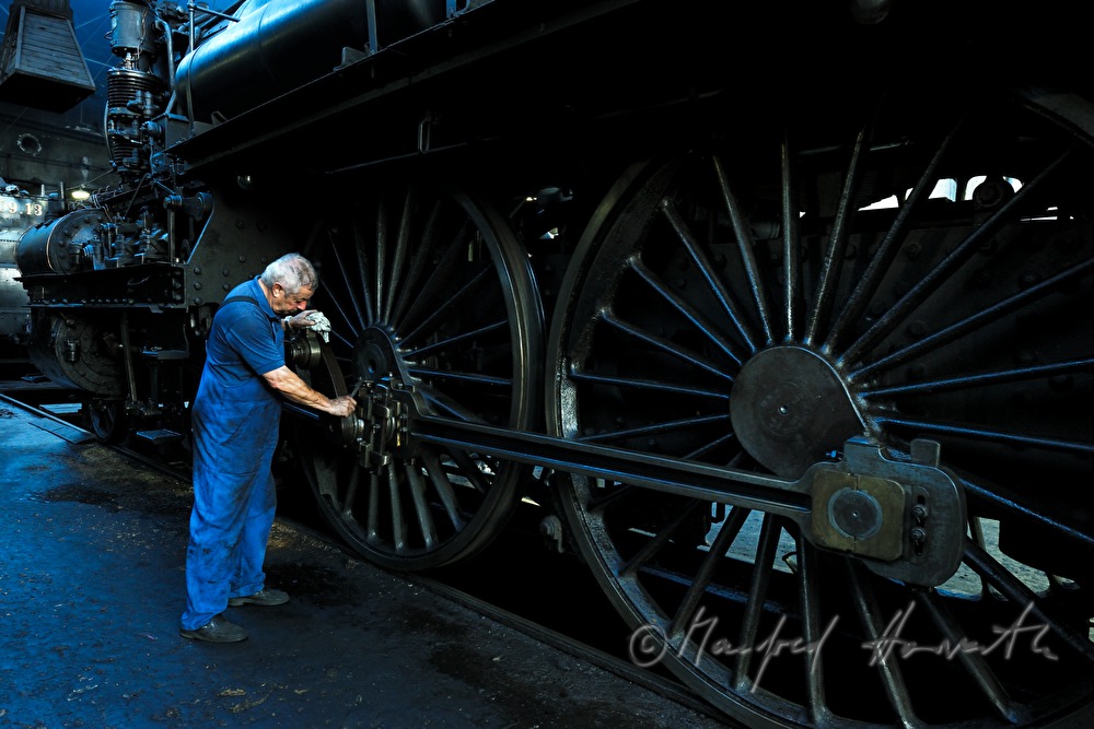 Lokomotivführer wartet seine Dampflokomotive kkStB 310.23