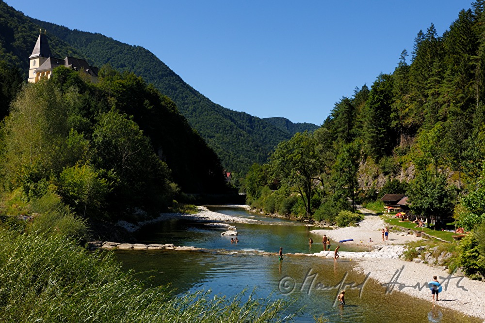 Flussbett und Badehaus des Ybbsstrandbades