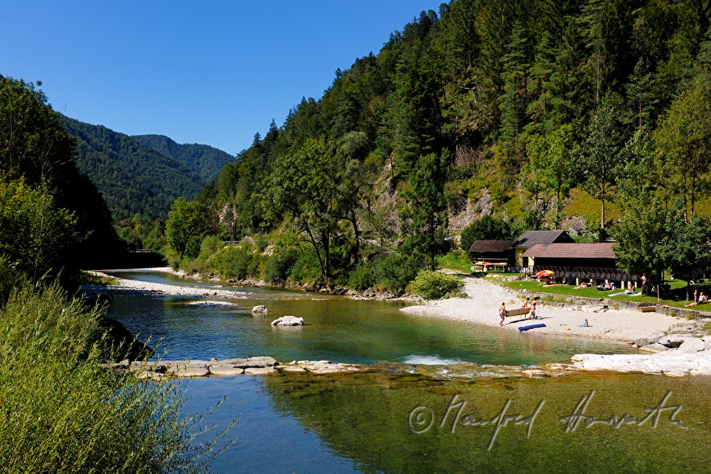 Flussbett und Badehaus des Ybbsstrandbades