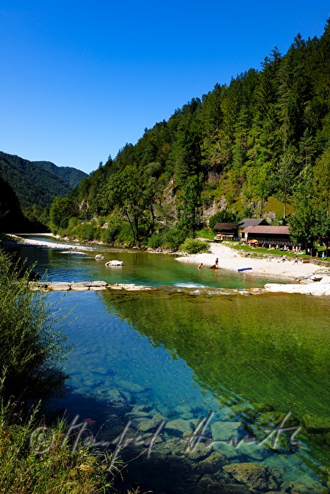 Flussbett und Badehaus des Ybbsstrandbades