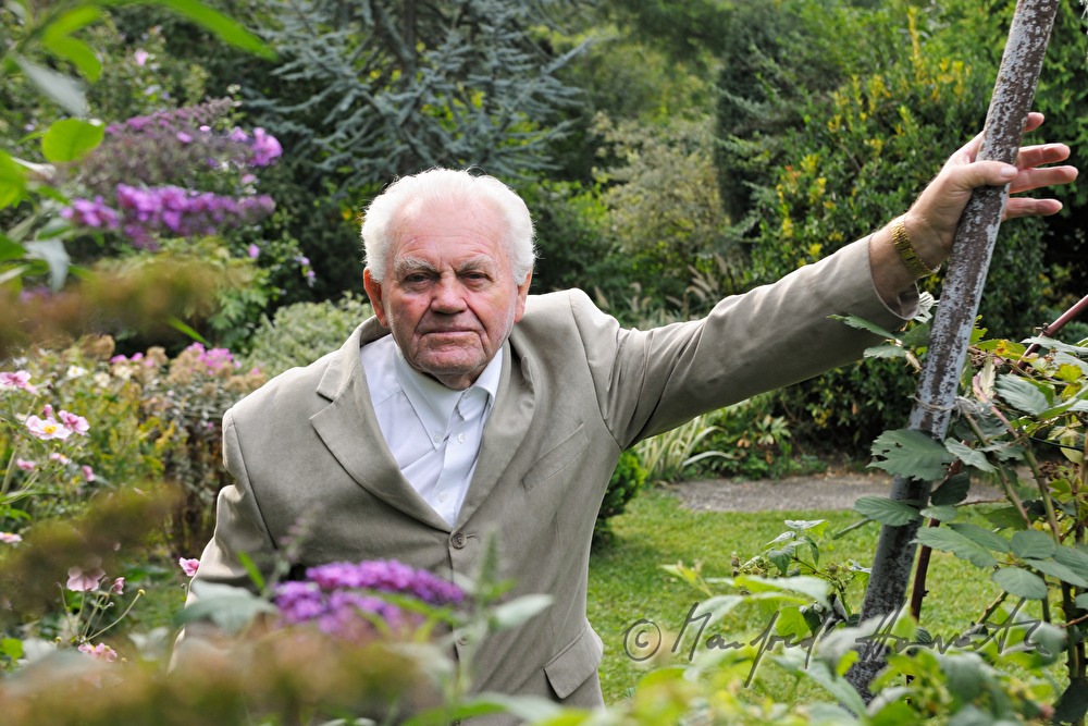 Der Pensionist Herr Feichtinger in seinem Garten