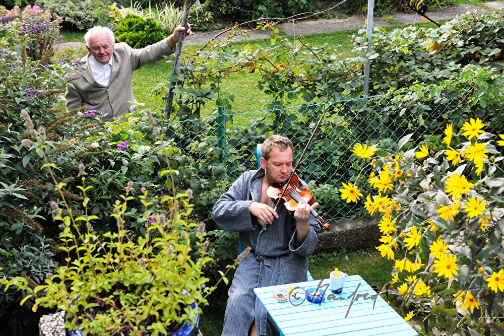 Geiger Wolfgang Göllner spielt im Garten
