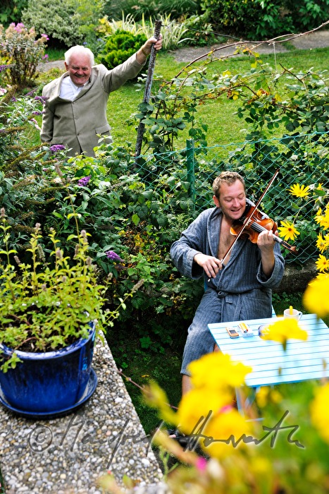 Geiger Wolfgang Göllner spielt im Garten